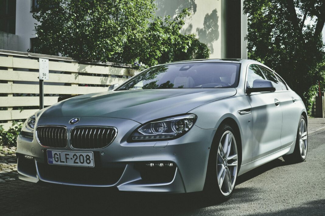 Elegancki sedan BMW zaparkowany na zewnątrz w Hamina w Finlandii, prezentujący luksusowy design motoryzacyjny.