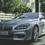 Elegancki sedan BMW zaparkowany na zewnątrz w Hamina w Finlandii, prezentujący luksusowy design motoryzacyjny.