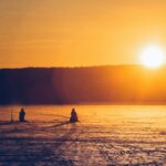 Turku – najstarsze miasto Finlandii Sylwetki postaci łowiące ryby pod lodem na zamarzniętym jeziorze podczas tętniącego życiem zachodu słońca w Lahti w Finlandii.