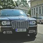 Elegancki czarny samochód zaparkowany na słonecznej ulicy w Hamina w Finlandii, prezentujący luksus i elegancję.