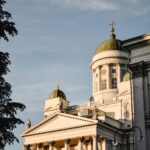 Kultura Finlandii – tradycje, sztuka i styl życia Piękny widok na ozdobną architekturę katedry w Helsinkach o zachodzie słońca.
