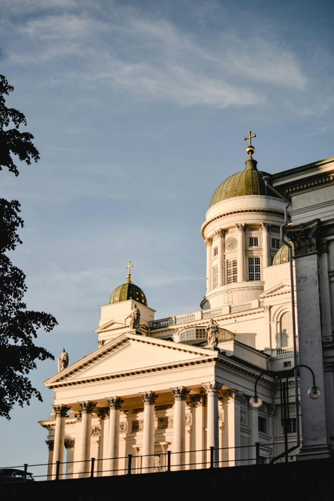 Piękny widok na ozdobną architekturę katedry w Helsinkach o zachodzie słońca.