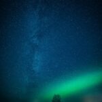 Sauny fińskie – tradycja i kultura relaksu Wspaniały widok na zorzę polarną i Drogę Mleczną nad spokojnym fińskim jeziorem w Oulu.