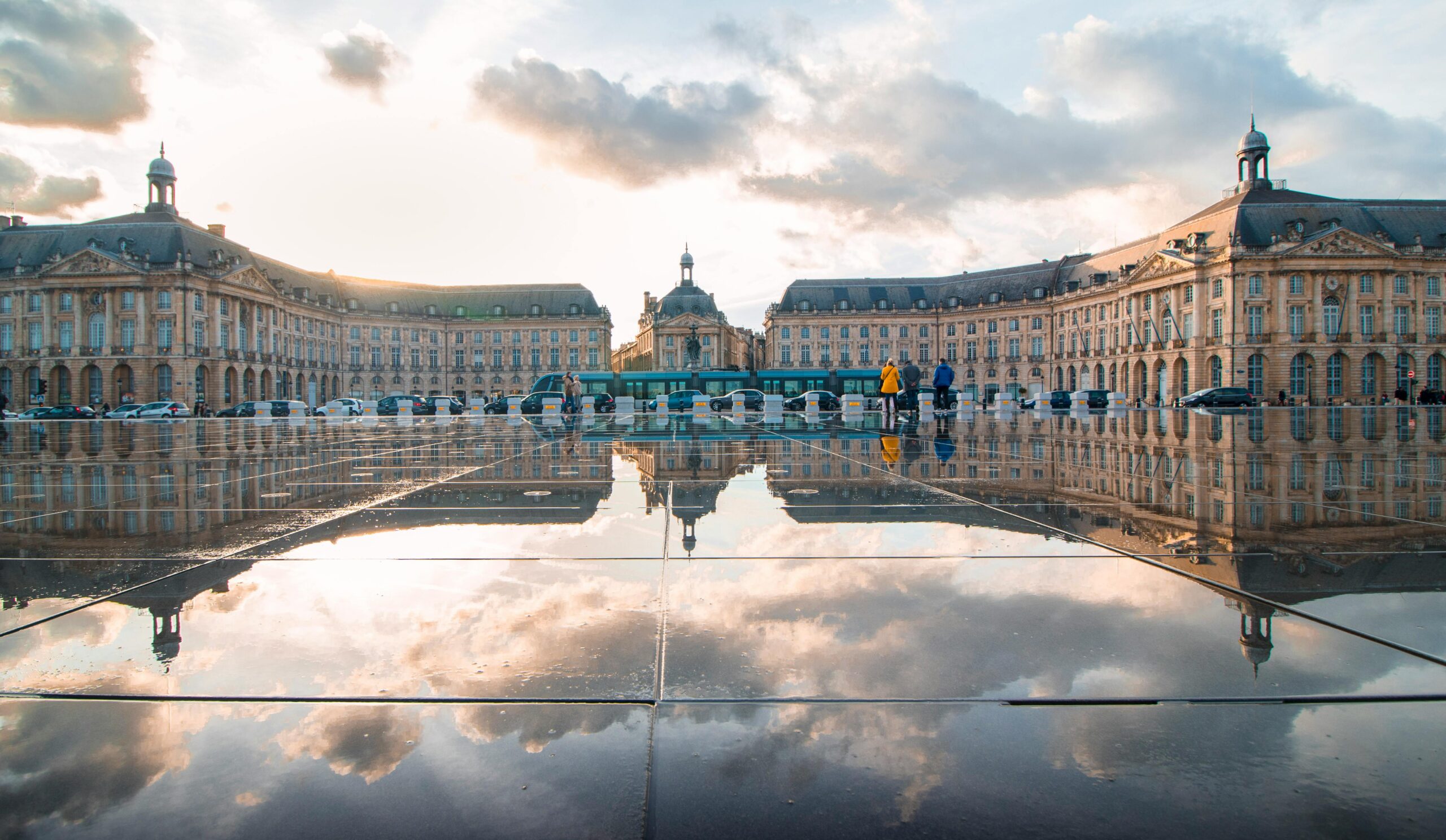 Zapierające dech w piersiach odbicie zachodu słońca na Place de la Bourse w Bordeaux we Francji, prezentujące historyczną architekturę.