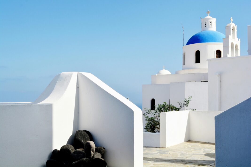 grecja Piękny widok na kultową grecką architekturę na Santorini.