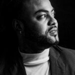 Fort Island: Historia kolonialna na wyspie Essequibo Uderzający czarno-biały portret brodatego mężczyzny patrzącego w bok, uchwycony w Georgetown.