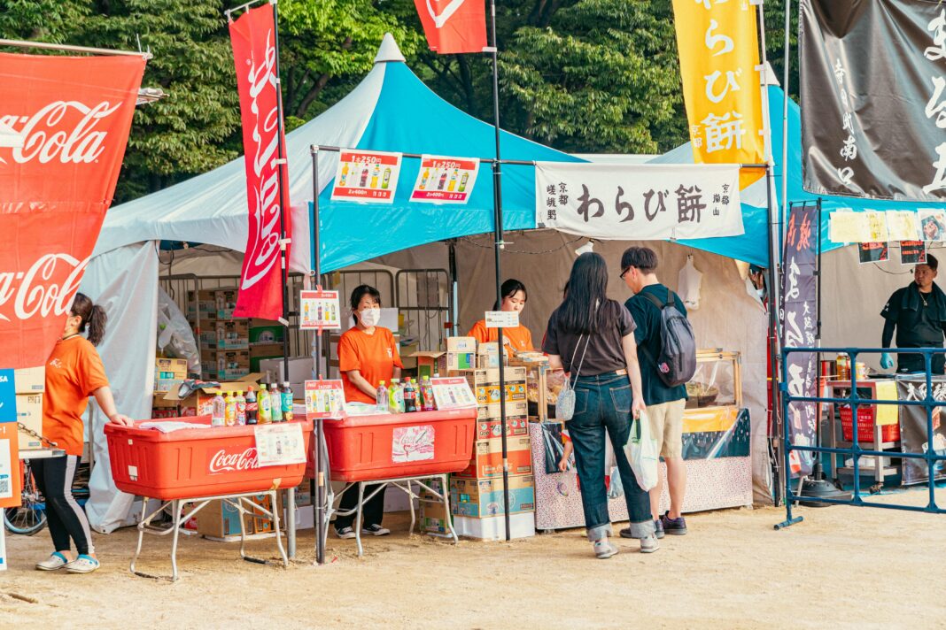 gujana Festiwal kulturalny z tętniącymi życiem straganami z jedzeniem i odwiedzającymi przechadzającymi się po tętniącym życiem targu na świeżym powietrzu.