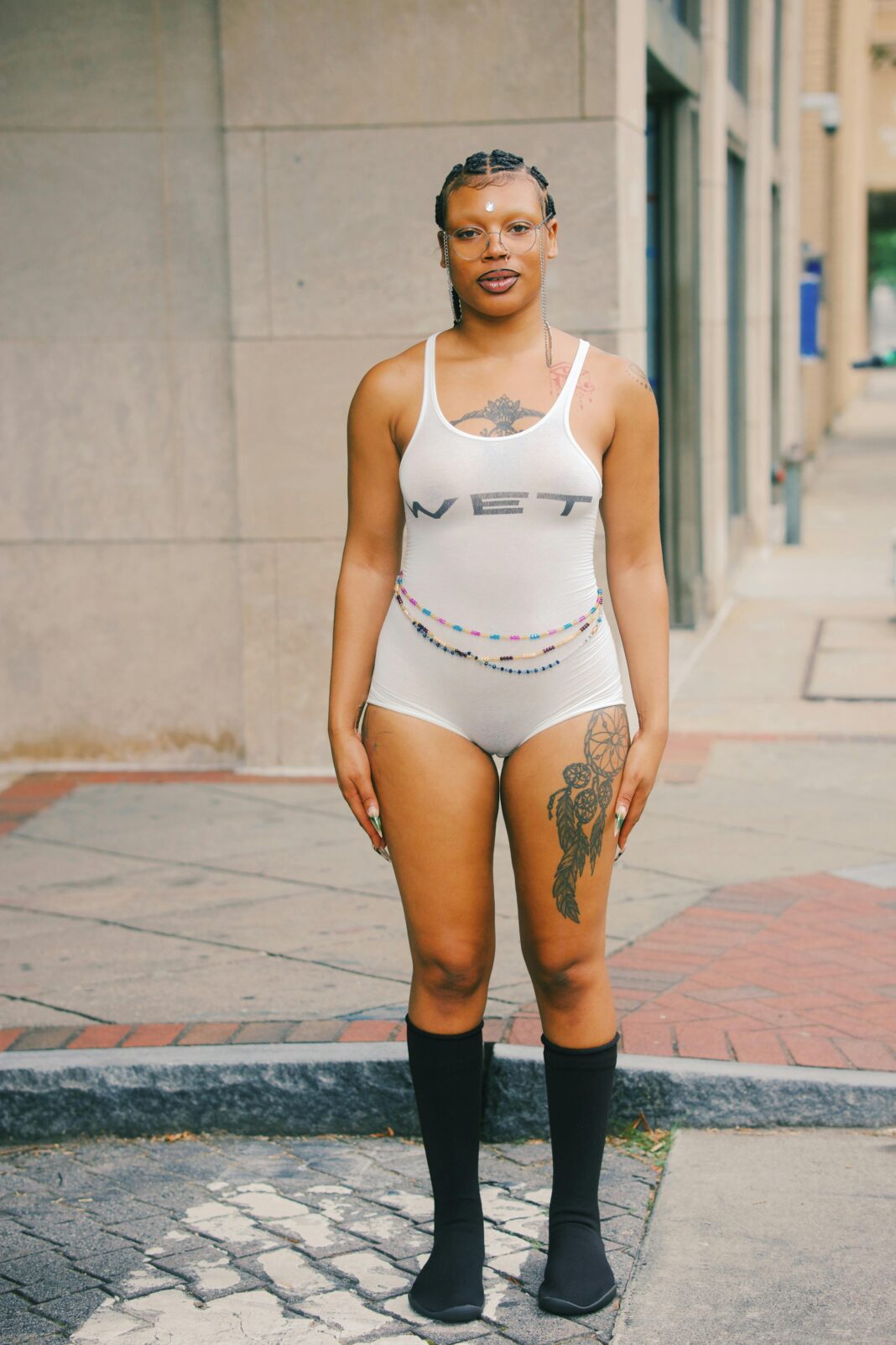 gujana Stylowa modelka pozuje w centrum Georgetown w Gujanie.