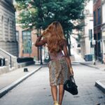 Essequibo Coast: Dziewicze plaże i spokojne wioski Modelka spacerująca po miejskiej ulicy Georgetown w modnym stroju i żółtych szpilkach.