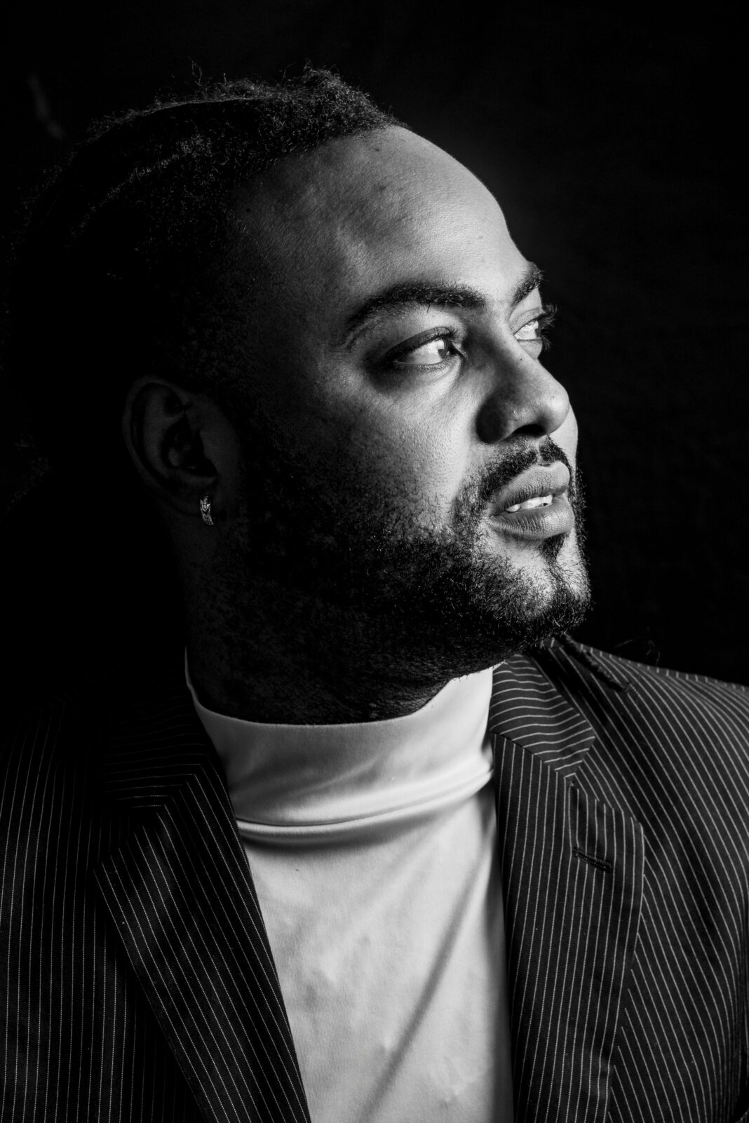 gujana Uderzający czarno-biały portret brodatego mężczyzny patrzącego w bok, uchwycony w Georgetown.