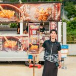 Rezerwat Kanuku Mountains: Spotkanie z dziką przyrodą Gujany Wesoły sprzedawca oferuje smażone przysmaki podczas tętniącego życiem festiwalu japońskiej kuchni.