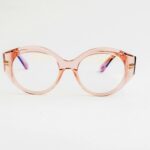 Stylowe, różowe, okrągłe okulary z przezroczystą oprawką, idealne dla osób podążających za modą. 