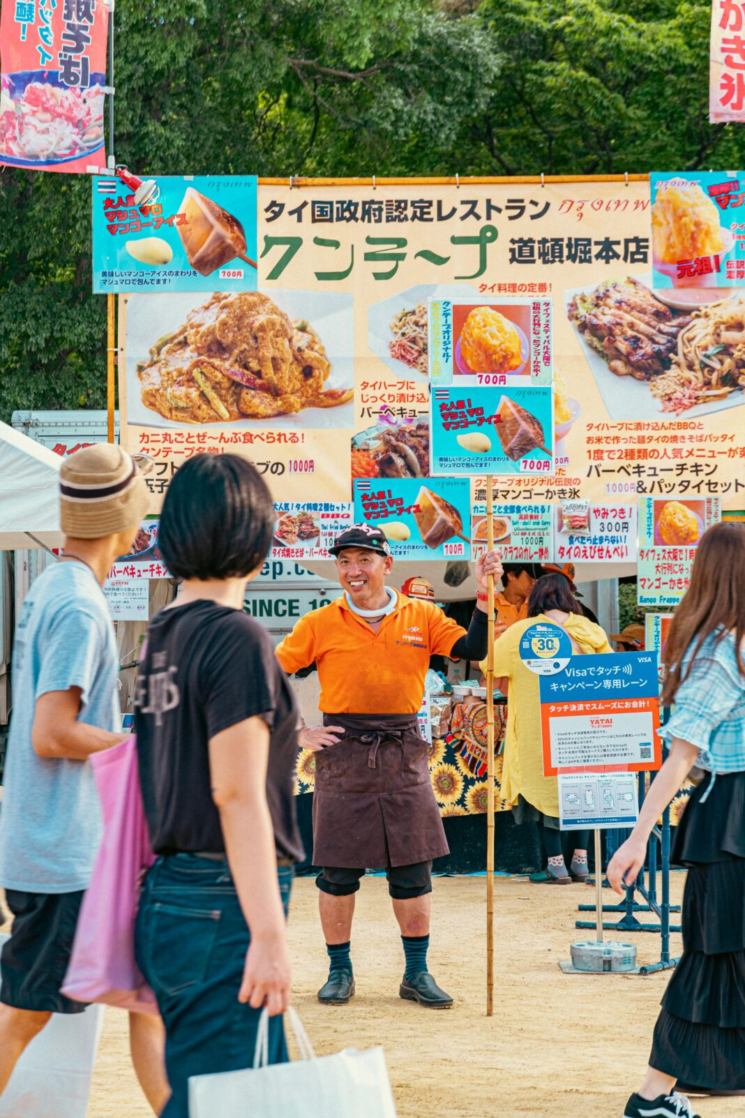 Tętniący życiem azjatycki stragan uliczny z wyśmienitą kuchnią i żywą atmosferą.