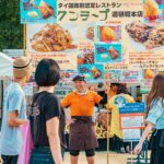 Tętniący życiem azjatycki stragan uliczny z wyśmienitą kuchnią i żywą atmosferą.