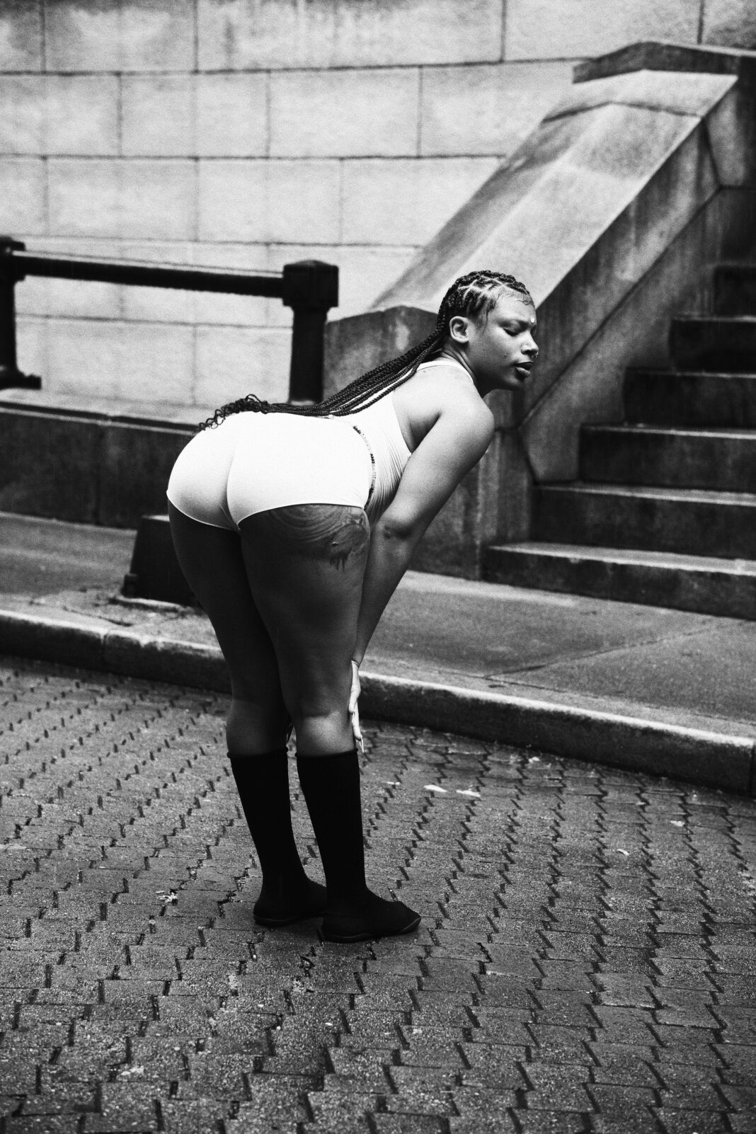 Stylowy czarno-biały portret mody na świeżym powietrzu w Georgetown.