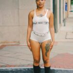 Stylowa modelka pozuje w centrum Georgetown w Gujanie.