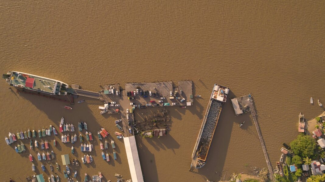 gujana Zdjęcia lotnicze doku Parika w Gujanie przedstawiające łodzie i pomosty na rzece Essequibo.