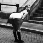 Kaieteur Falls: Najwyższy pojedynczy wodospad świata w sercu dżungli Stylowy czarno-biały portret mody na świeżym powietrzu w Georgetown.