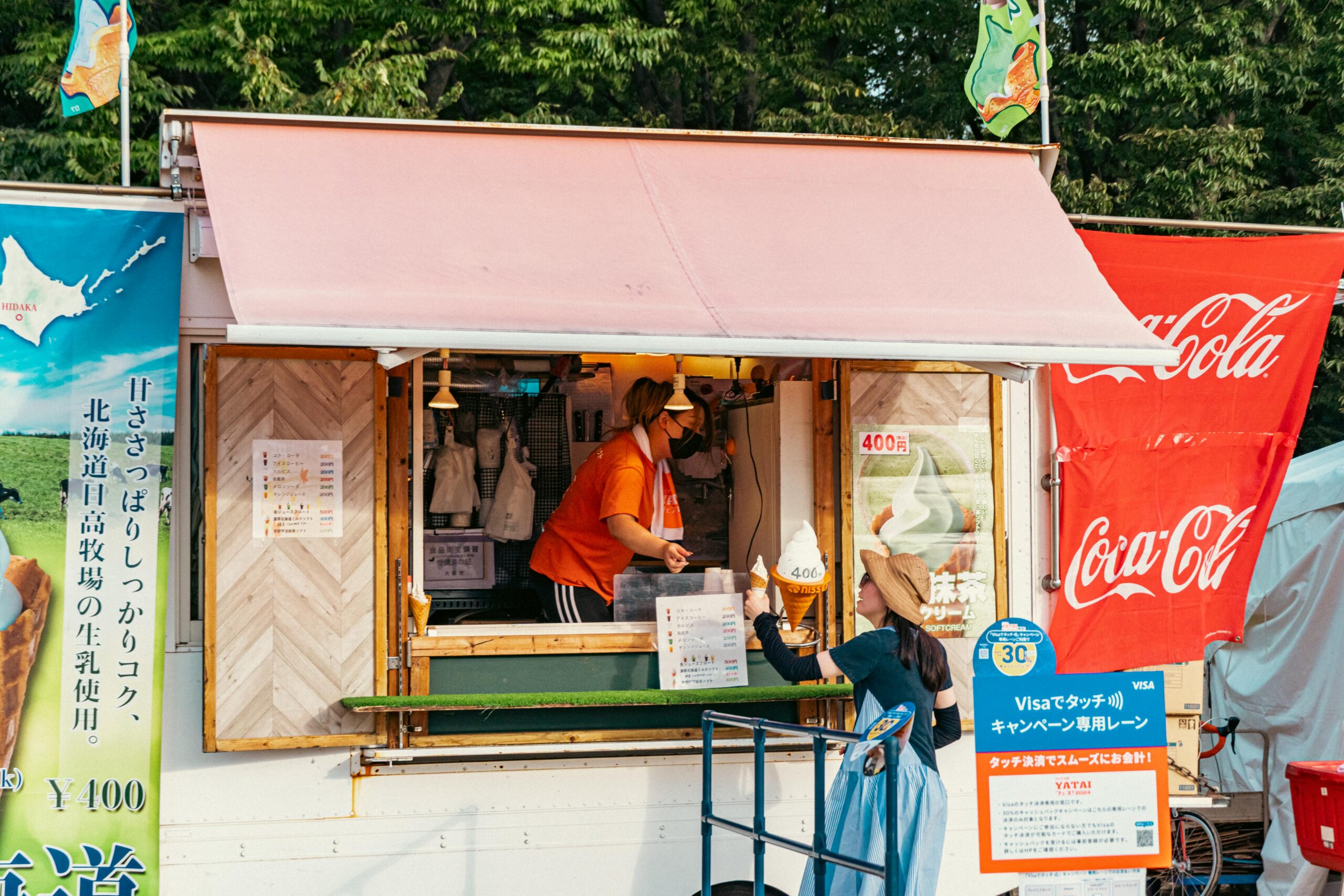 Tętniący życiem stragan z jedzeniem ulicznym w Japonii, z klientem kupującym lody w ciągu dnia.