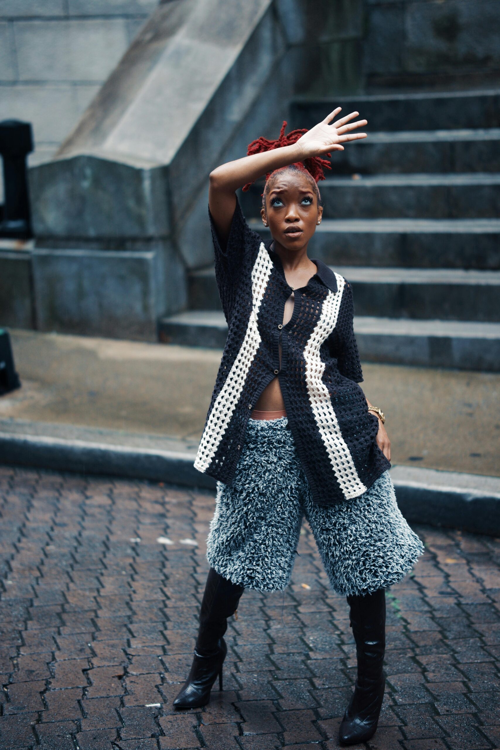 Stylowa młoda kobieta pozuje w miejskiej scenerii w Georgetown i prezentuje nowoczesną modę.