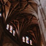 Poznaj misterną architekturę gotycką i witraże katedry w Segowii w Hiszpanii, ukazując jej historyczne piękno.