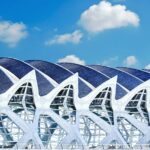 Uderzający futurystyczny projekt budynku pod jasnym błękitnym niebem w Madrycie, Hiszpania.