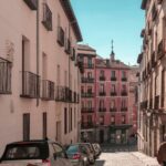 Odkryj uroczą ulicę w Madrycie z klasyczną architekturą i ciepłą atmosferą.