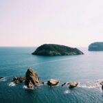 Piękny widok z lotu ptaka na skaliste wybrzeże z czystymi, błękitnymi wodami i wyspami w Hiszpanii.