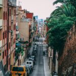 Urzekający widok na tętniącą życiem ulicę w Barcelonie, podkreślającą architekturę miejską i życie codzienne.