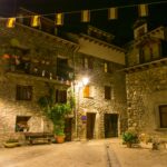 Najważniejsze wydarzenia kulturalne w Madrycie w ciągu roku. Kamienne budynki i świąteczne dekoracje w Benasque w Hiszpanii nocą.