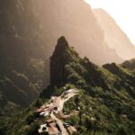 Oszałamiające zdjęcie lotnicze Valle de Arriba w Hiszpanii, przedstawiające bujną zieleń i górzystą scenerię.