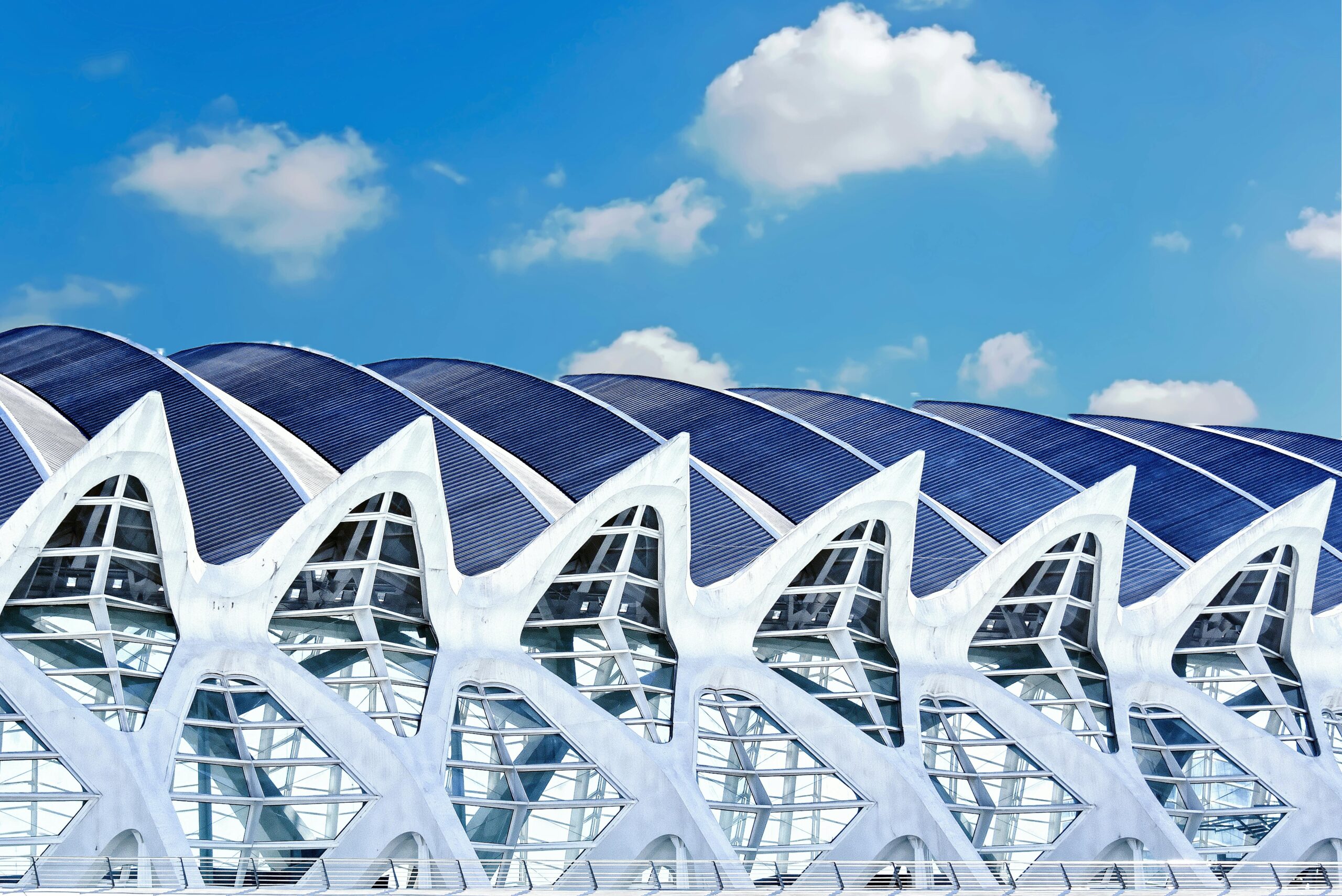 Uderzający futurystyczny projekt budynku pod jasnym błękitnym niebem w Madrycie, Hiszpania.