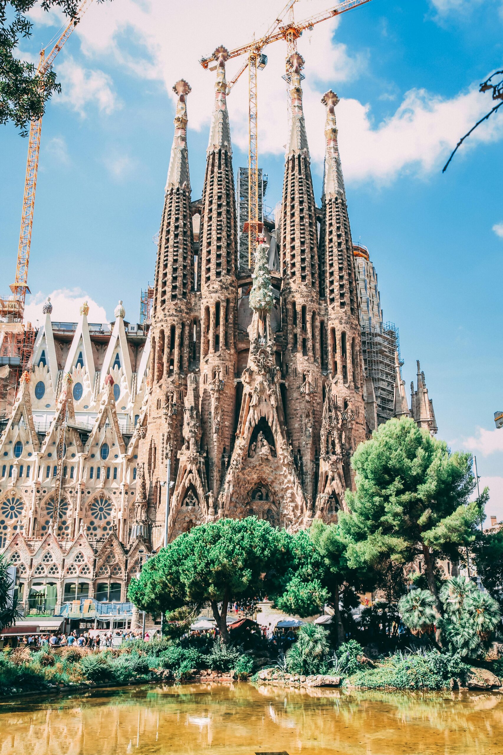 Ikoniczny widok na Sagrada Familia w Barcelonie z czystym, błękitnym niebem, ukazujący architekturę gotycką.