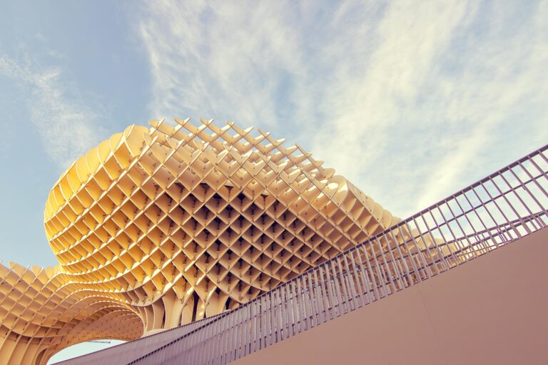 Uderzający widok na Metropol Parasol na Plaza de la Encarnación w Sewilli.