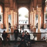 Żywy występ flamenco pod łukami na Plaza de España w Sewilli w Hiszpanii, ukazujący kunszt kulturowy.