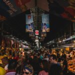 Tętniąca życiem scena z zatłoczonego targu w Barcelonie w Hiszpanii, prezentująca tętniące życiem zakupy i różnorodną żywność.