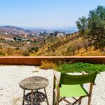 Relaksujący taras w Kordobie w Hiszpanii ze wspaniałym letnim widokiem na wzgórze.
