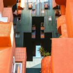 Skarby Girony: Od średniowiecznych murów po malownicze rzeki. Kolorowy geometryczny budynek w Barcelonie prezentujący unikalną architekturę.