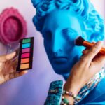 Bangalore: Technologiczna stolica Indii i jej zielone ogrody Wibrujący makijaż na popiersiu niebieskiego posągu, twórczo łączący sztukę i modę.