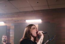 Park Narodowy Kaziranga: Spotkanie z nosorożcem indyjskim Energiczna piosenkarka prowadzi próbę zespołu niezależnego z pasją i intensywnością.