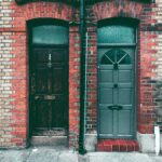 Varanasi: Miasto nad Gangesem, gdzie duchowość spotyka codzienność Scena uliczna w stylu vintage w Dublinie z klasycznymi ceglanymi drzwiami przedstawiającymi architekturę miejską.