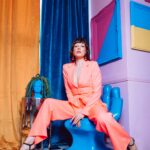 Nagpur: Centrum Indii i świątynia Smoka Odważny, modowy portret kobiety w kolorowym, eklektycznym pokoju.