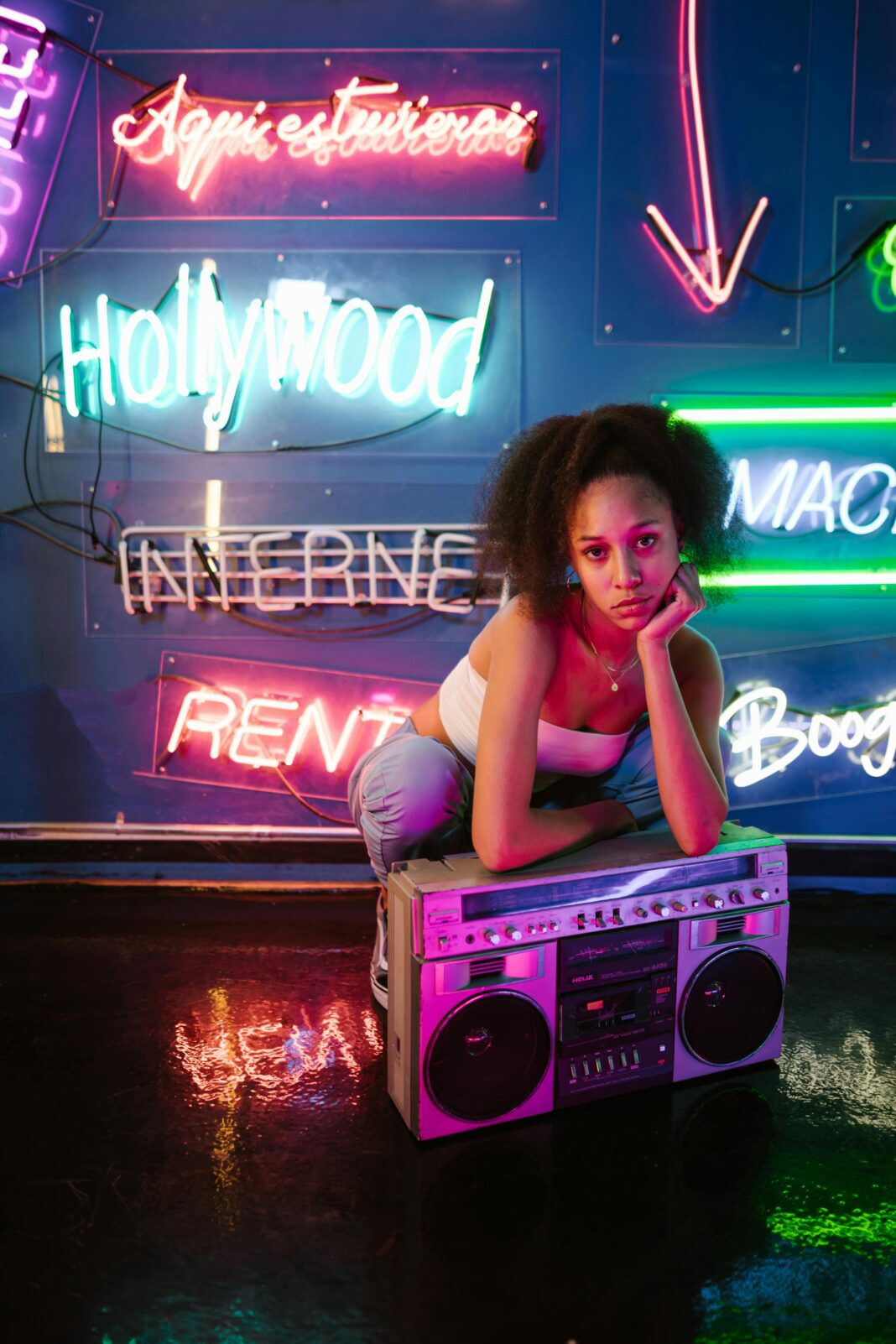 Młoda kobieta w oświetlonym neonami pokoju z boomboxem w stylu vintage, ucieleśniającym tętniące życiem nocne życie i kulturę miejską.