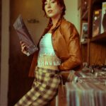 Ajanta i Ellora: Jaskinie wpisane na listę UNESCO Stylowa kobieta z rudymi włosami przeglądająca płyty winylowe w sklepie z płytami retro.