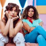 Festiwale Indii: Diwali, Holi i wiele więcej, co warto zobaczyć Dwóch modnych przyjaciół z pokolenia Z odpoczywających w pomieszczeniach, ceniących żywy styl i kolorową estetykę.