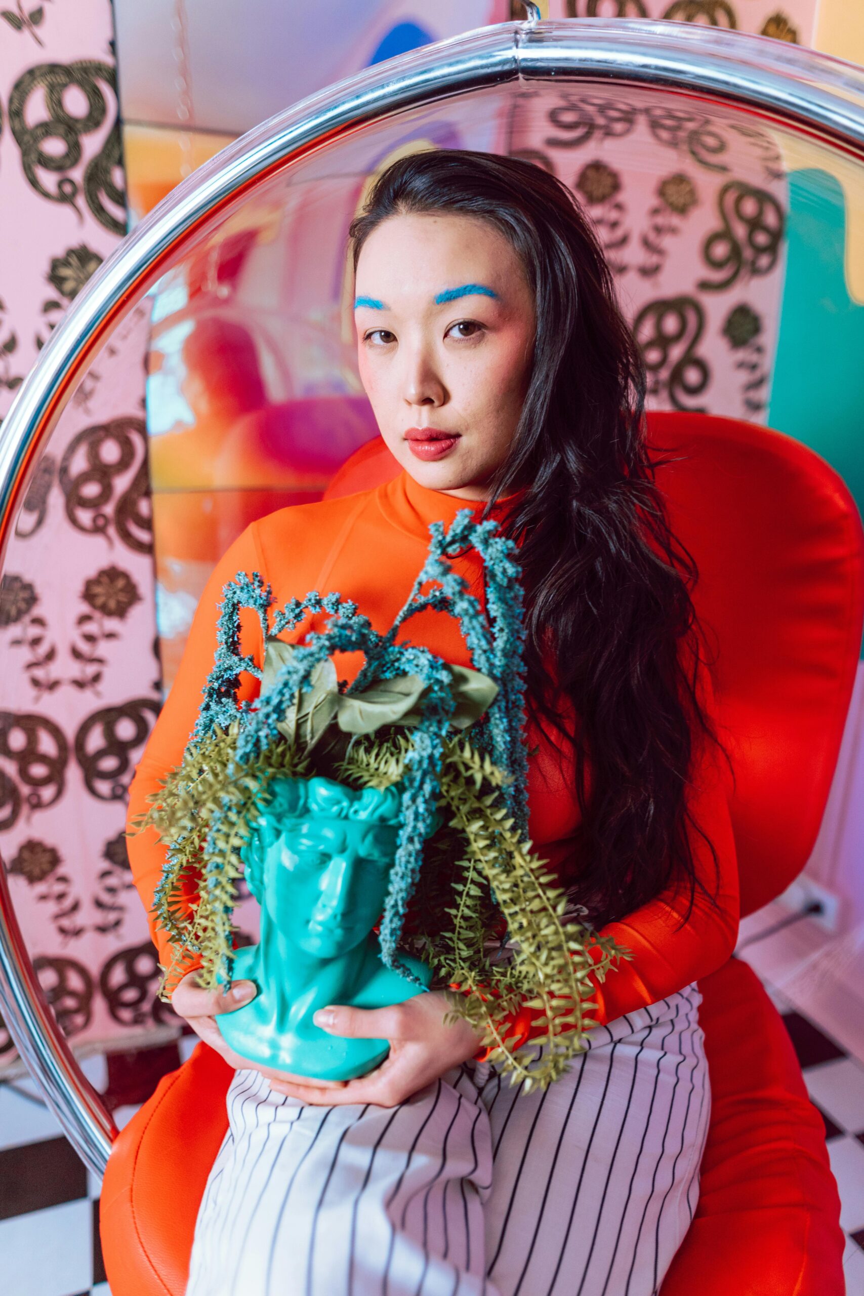 Kolorowy portret z niepowtarzalnym makijażem, odważną modą i artystycznym wystrojem.