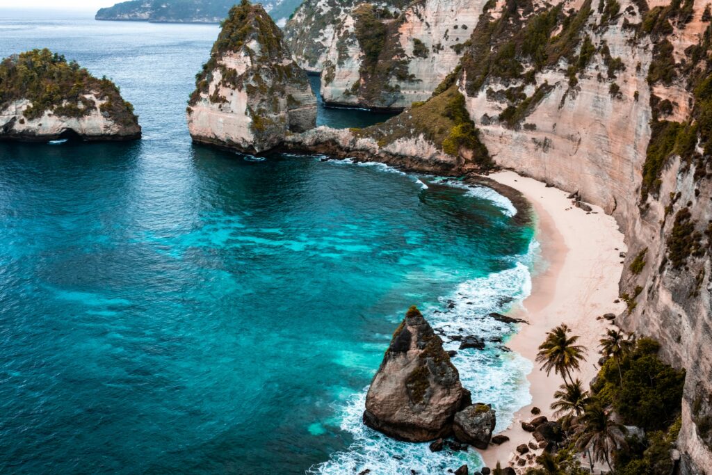 Zapierający dech w piersiach widok na turkusowe wody Nusa Penida i skaliste klify na Bali w Indonezji.