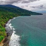 Oszałamiające zdjęcia lotnicze plaży Sukakarya z bujną zielenią w Aceh w Indonezji.