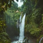 Wyspa Weh: Rajska ucieczka u wybrzeży Sumatry Oszałamiający wodospad w bujnym tropikalnym lesie deszczowym w Sukasada na Bali.