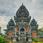 Widok z przodu misternie rzeźbionej starożytnej świątyni o architekturze balijskiej w Dżakarcie, Indonezja.